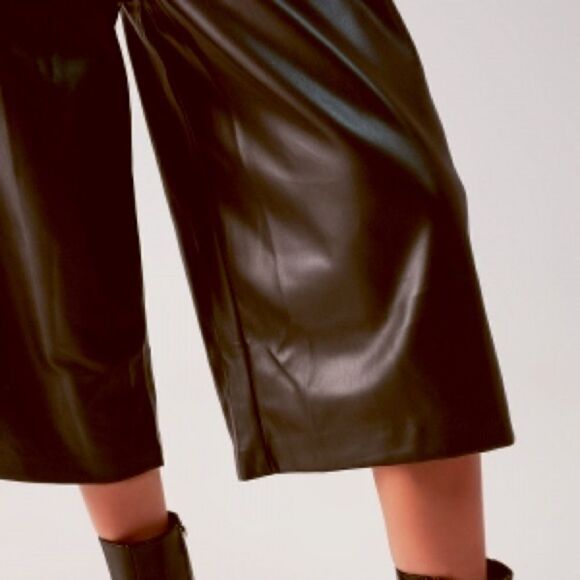 ❤️BRAND NEW Q2 Black Vegan Leather Wide Leg Crop Pants - Picture 9 of 12